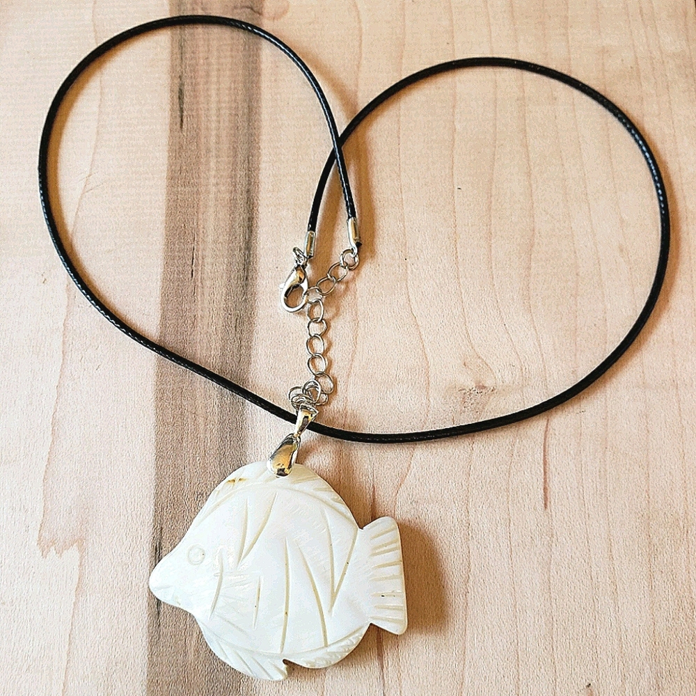 Vintage Mother Of Pearl Pendant Necklace Fish